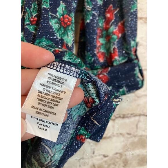 Kim Rogers Popover Top Womens Medium Glitter Holly Christmas Print Roll Tab - Picture 12 of 13